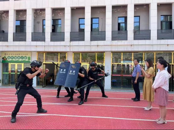 巴州区第十二小学校开展反恐防暴应急演练
