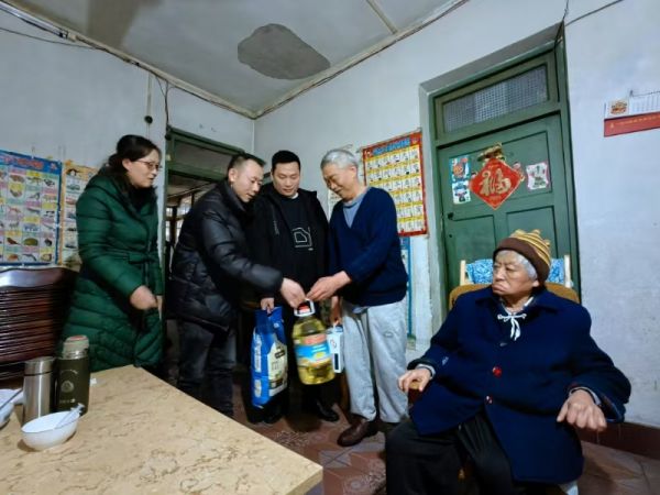 顺庆区西城街道办小西街社区节前送温暖慰问