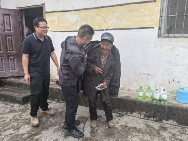 布拖县委组织部开展驻村帮扶工作调研