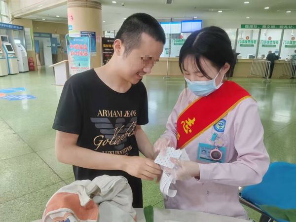 巴中市中心医院：爱心助医行动 全程护航盲