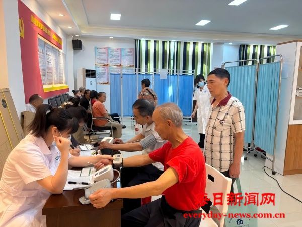 “社区对我们老年人太照顾了！”皂角垭社区