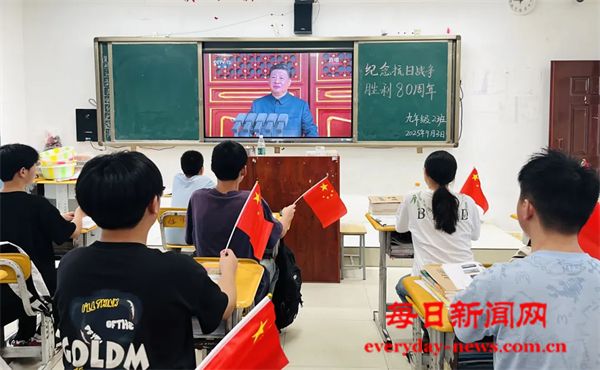 观阅兵展风采，扬师生爱国情——巴州区化成