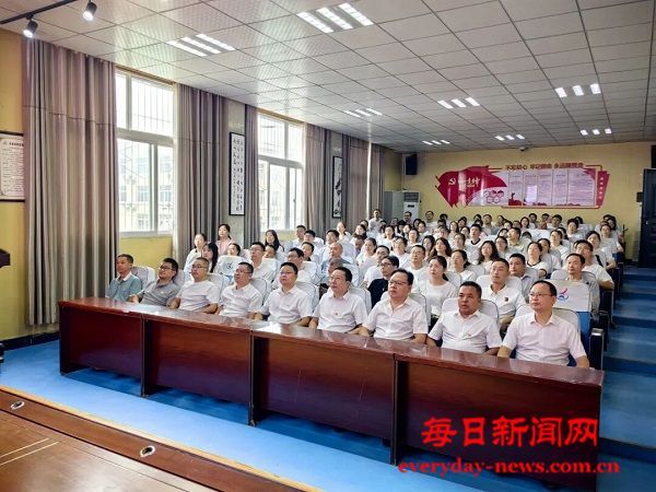 同上一堂爱国大课 共筑青春强国梦想 ——