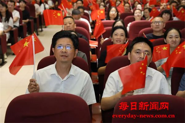 巴州六中组织观看纪念中国人民抗日战争暨世