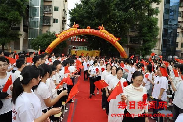 巴州区第六中学隆重举行第41个教师节庆祝