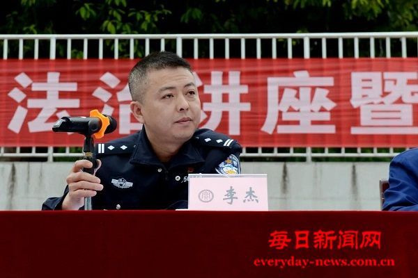 通江县实验中学举办法治安全教育与消防演练