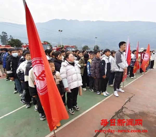 零距离学习消防知识 筑牢校园安全防线——
