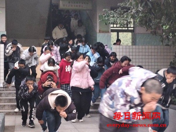 以练筑防 护航成长 ——平昌县金山中学冬