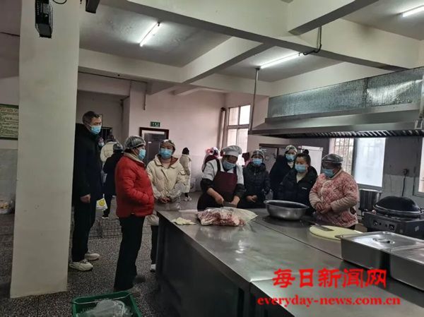 阳光厨房，童享食安——恩阳区石城小学食堂